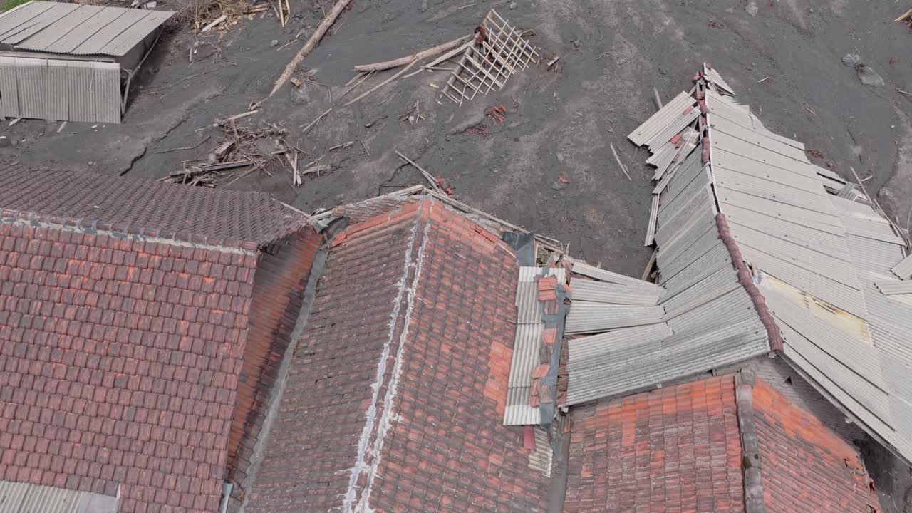 Consecuencias devastadoras de la erupción del volcán Semeru en Java.