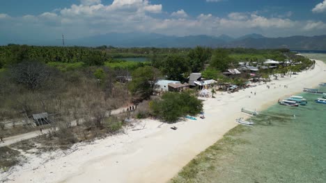 Luftaufnahme-über-Dem-Strand-Von-Gili-Meno,-Eingebettet-Zwischen-Den-Idyllischen-Gili-Inseln-Indonesiens,-Ein-Ruhiges-Und-Bezauberndes-Paradies-Für-Reisende,-Die-Dem-Alltag-Entfliehen-Möchten