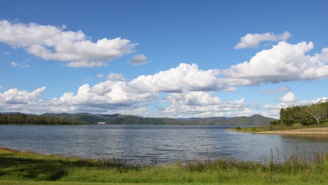el lapso de tiempo de las nubes que se mueven sobre un lago tranquilo