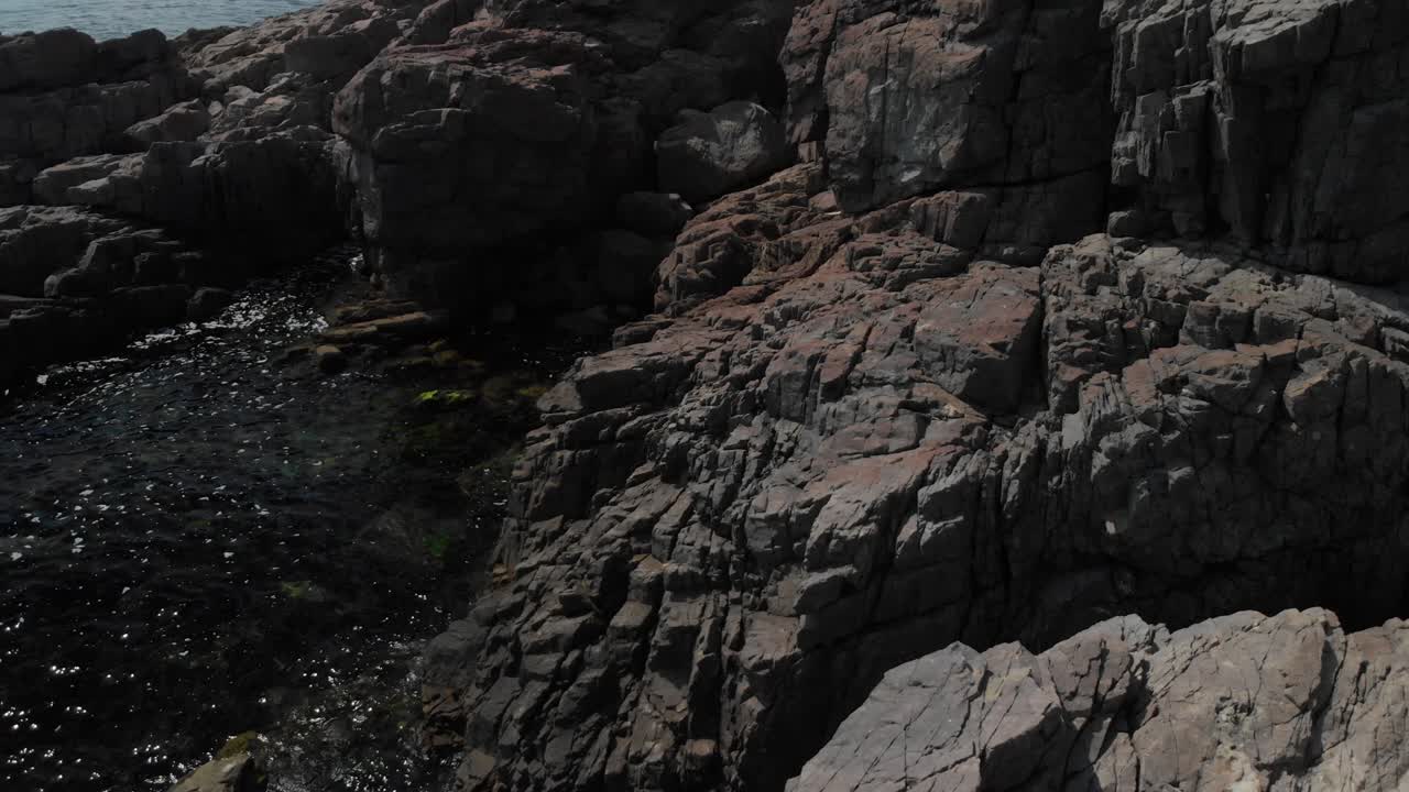 drone disparó sobre grandes acantilados en la costa, sombras fuertes