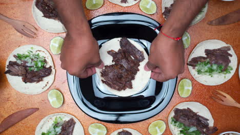 Taco-Zum-Objektiv-Heben-Und-Dann-Die-Mexikanische-Fiesta-Draufsicht-Ablegen