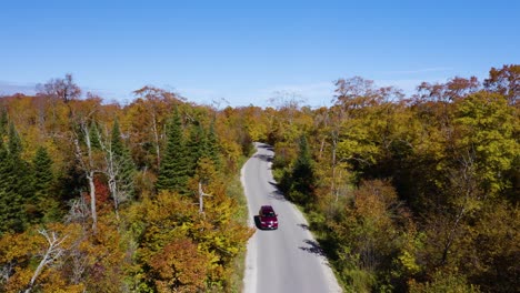 Personas-En-Viaje-Por-Carretera-Conduciendo-Carretera-Escénica,-Estados-Unidos