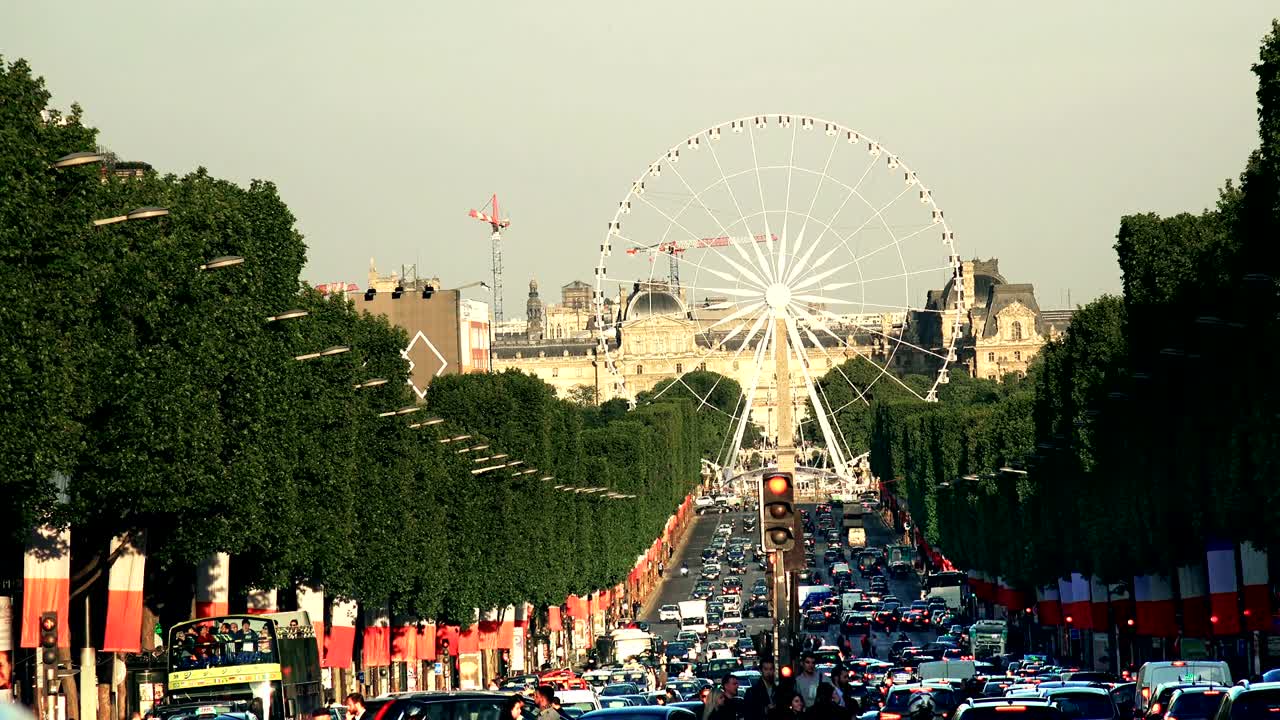 스 엘리세이 (champs-élysees) 와 파리의 관측 바 (observation wheel) 에 있는 트래픽의 타임 스 (timelapse)