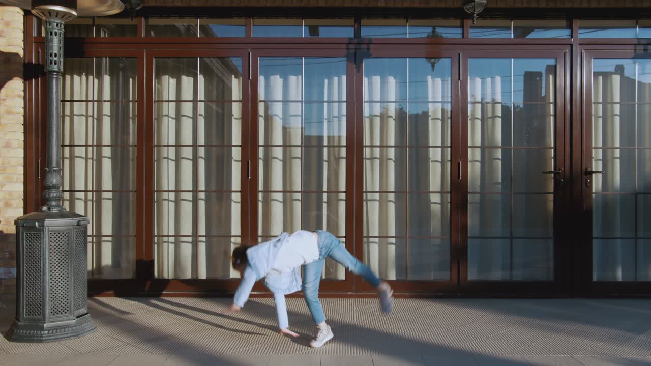 작은 소녀가 야외에서 은 날을 즐기고 있습니다.