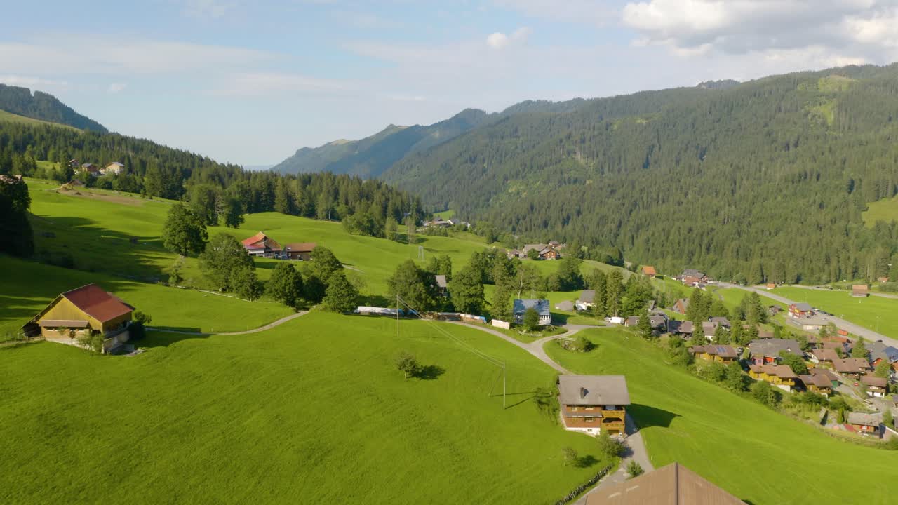 Villaggio di montagna rurale in Europa. Pomeriggio estivo