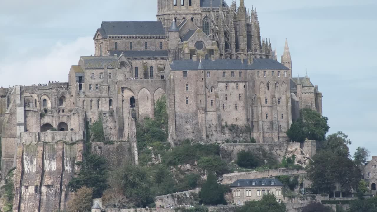 la isla de mont saint michel hill en normandía, francia, con su interesante arquitectura medieval