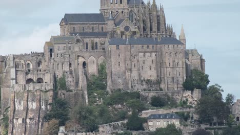 Mont-Saint-Michel-hill-island-in-Normandy,-France-with-its-interesting-medieval-architecture