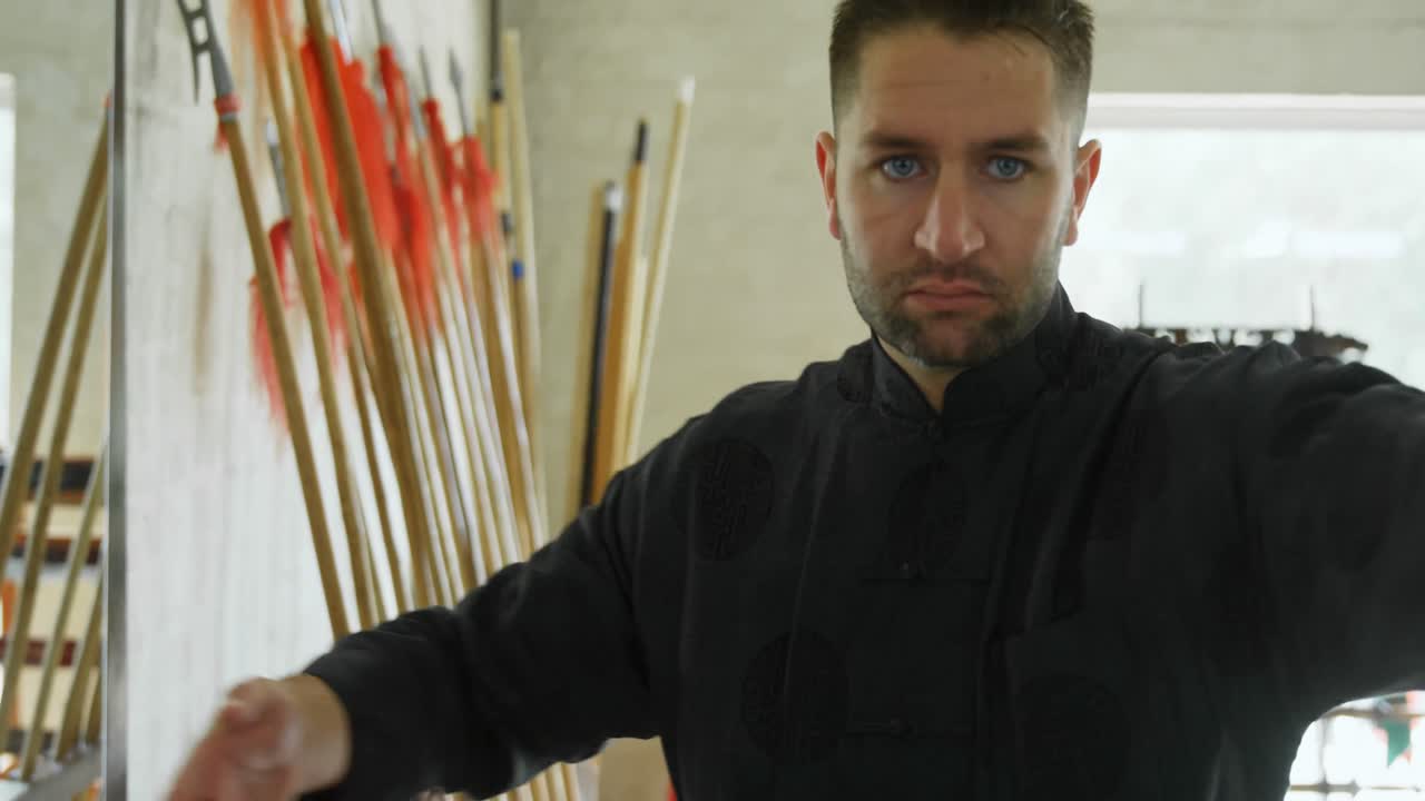 un luchador de kung fu practicando artes marciales en 4k