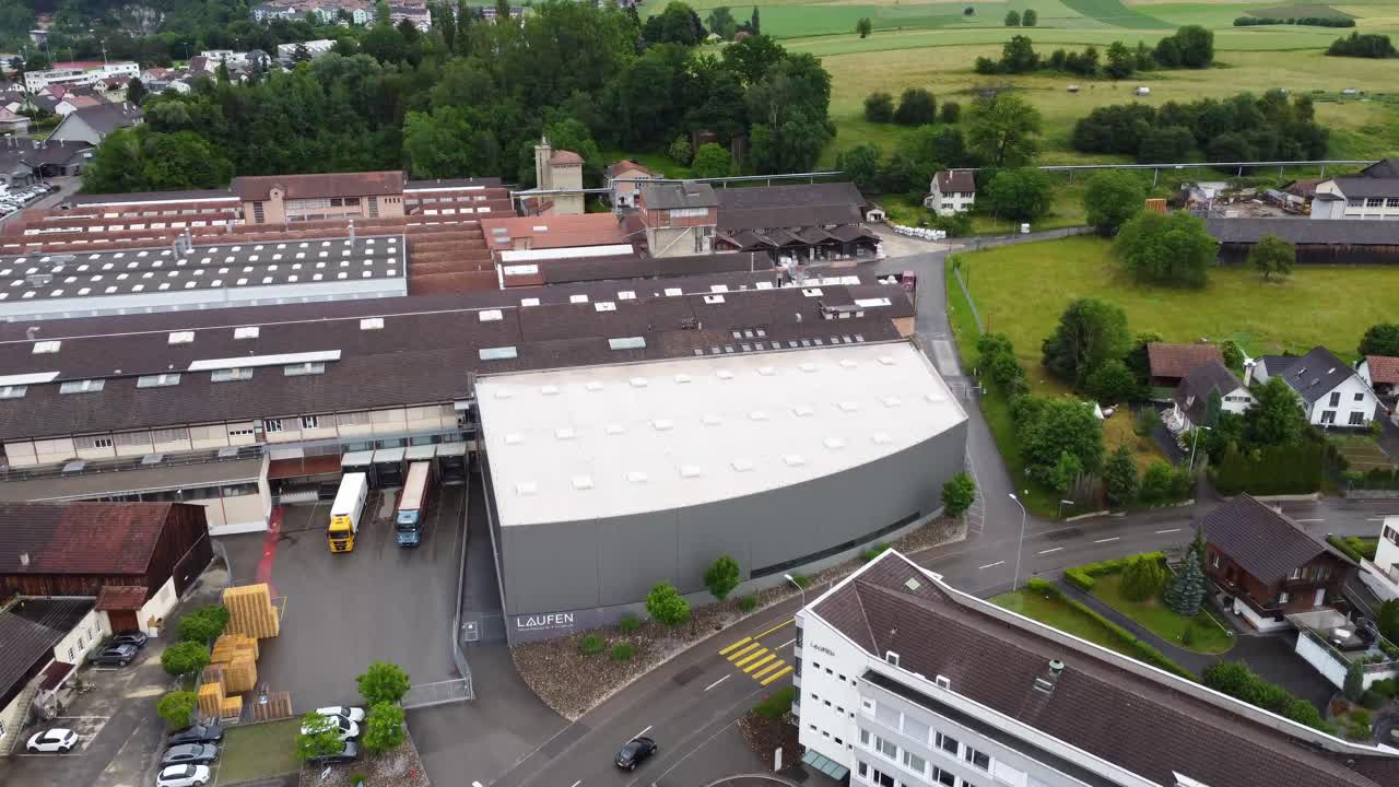 tomas de drones de la ciudad de laufen en suiza, uhd