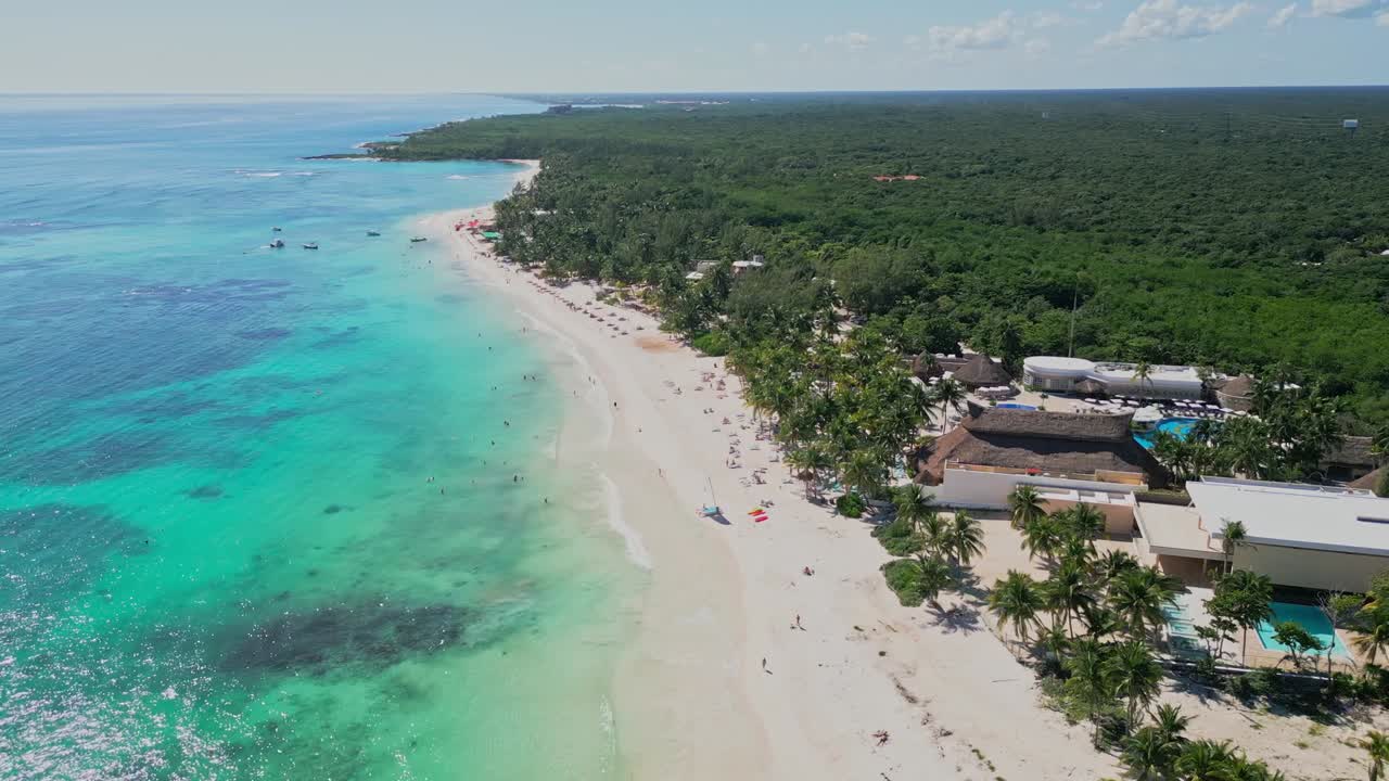 Vista aérea de una isla paradisíaca tropical con edificios de alojamiento vacacional