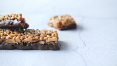 Barras-De-Proteína-De-Almendra-Y-Avena-En-La-Mesa