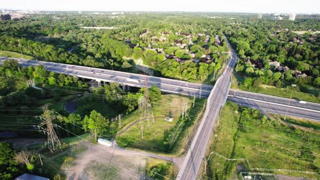 volando sobre el parque del puente de la carretera