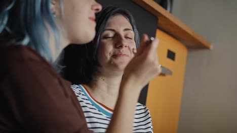 ver abajo el video de mujeres felices comiendo helado.