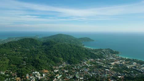 4K-Filmische-Naturluftaufnahmen-Einer-Drohne,-Die-An-Einem-Sonnigen-Tag-über-Die-Wunderschönen-Berge-Von-Phuket,-Thailand,-Fliegt