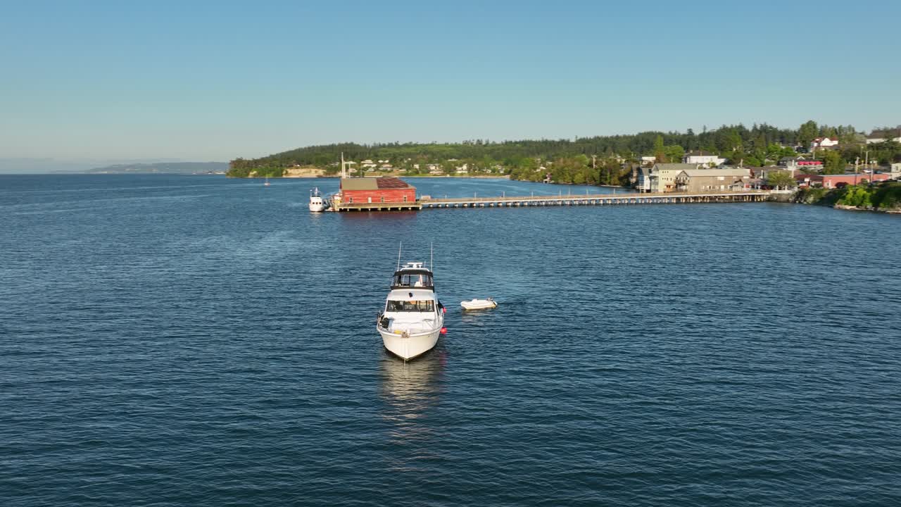 un barco anclado en las afueras de coupeville, washington