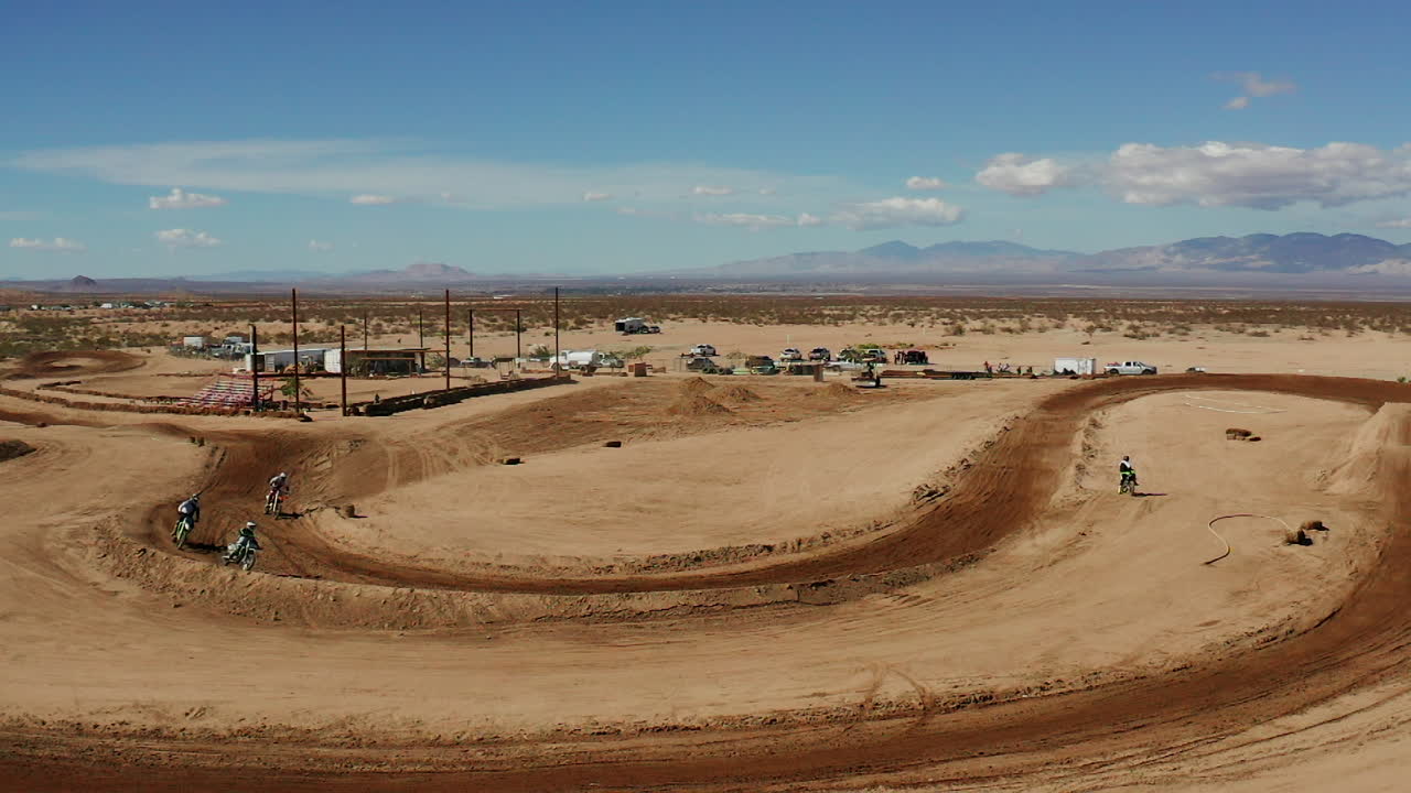 pista de carreras todoterreno del desierto en el desierto de mojave