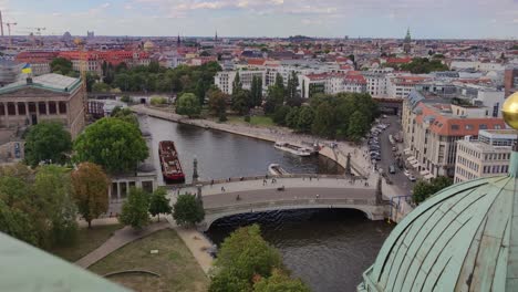 Blick-Auf-Die-Spree-In-Berlin-An-Einem-Sommertag