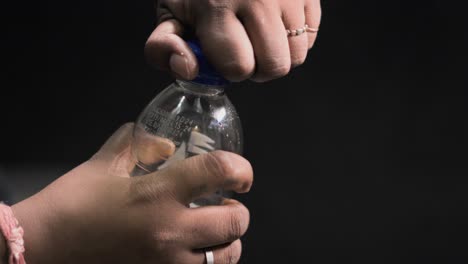 botella de bebida abierta primer plano de 100 cuadros por segundo