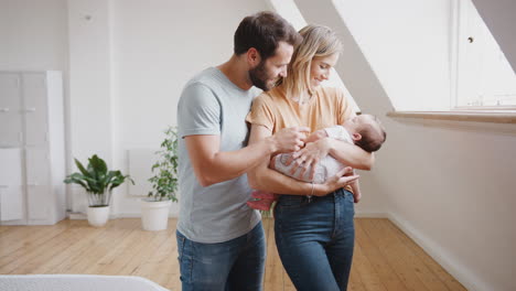 primer plano de padres amorosos sosteniendo a su hijo recién nacido en casa en un apartamento en el loft