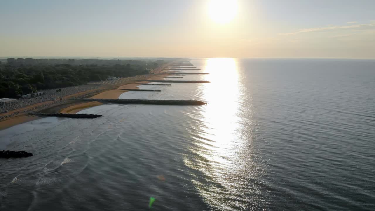 해변 옆 바다에 반사된 아름다운 황금빛 노을의 조감도