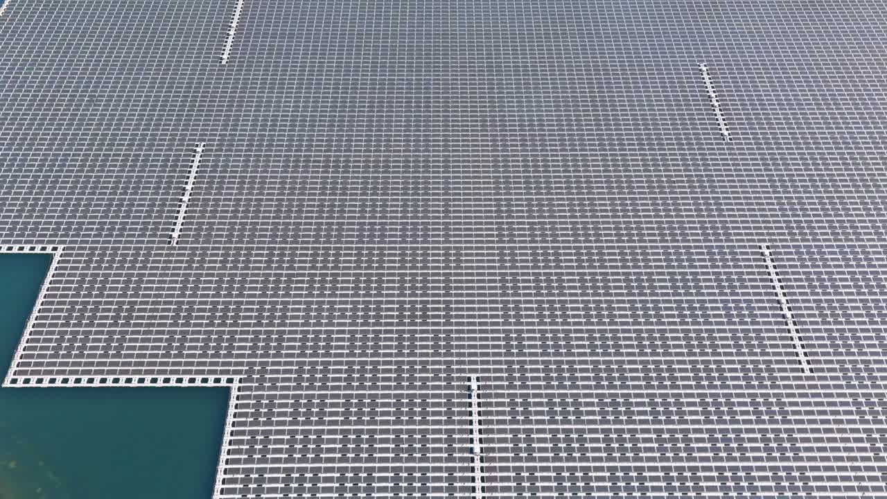 호수 에 있는 떠다니는 태양광 플랫폼 의 공중 사진