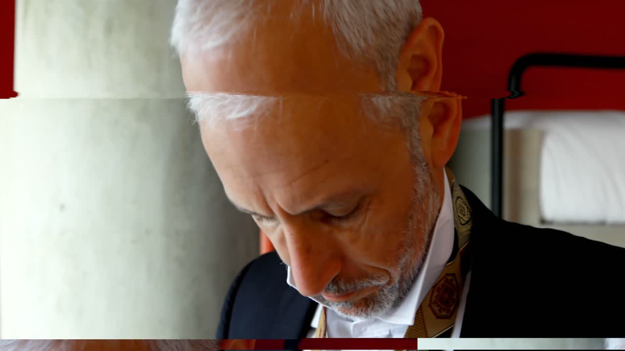 호텔 방 4k에서  ⁇ 타이를 착용 한 사업가