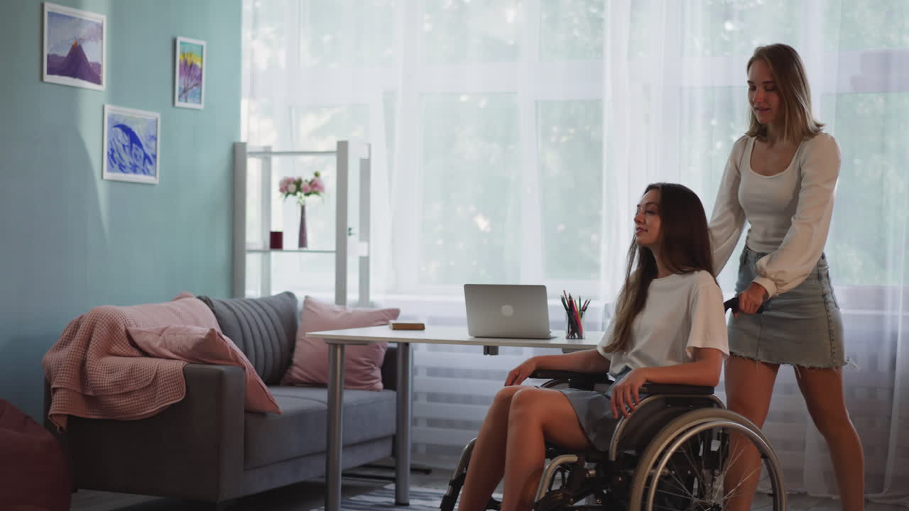 한 여인이 장애를 가진 여동생을 데리고 시골에서 공중을  ⁇ 습니다.