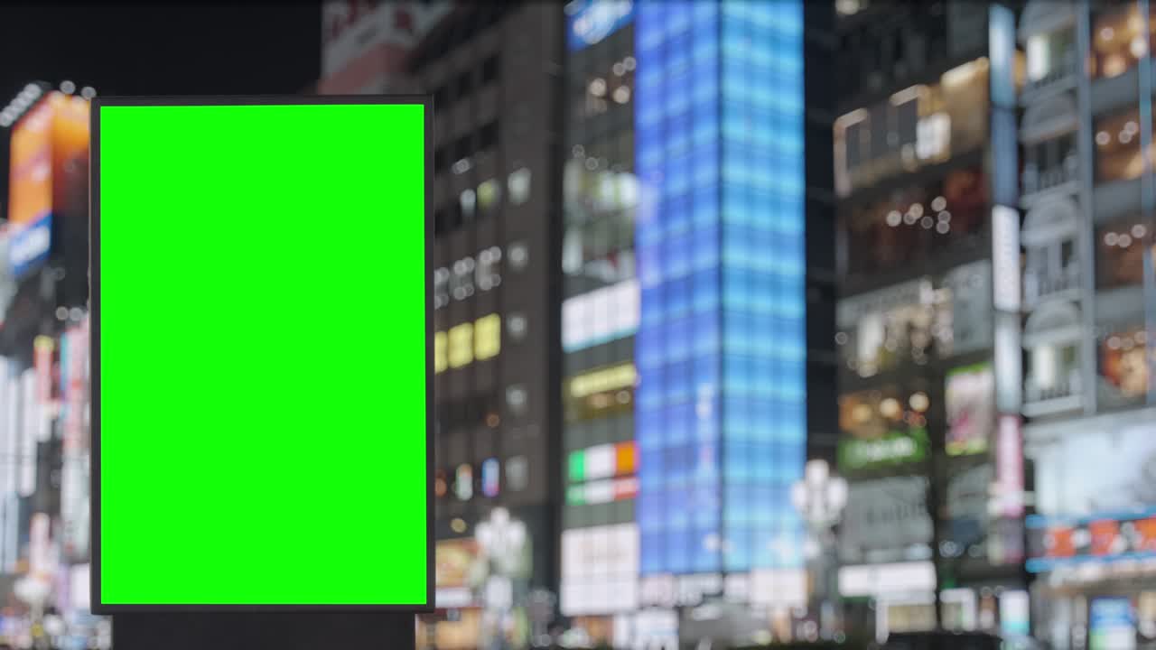 cartel de pantalla verde en la calle con luces de neón y pancartas publicitarias por la noche, tokio, japón