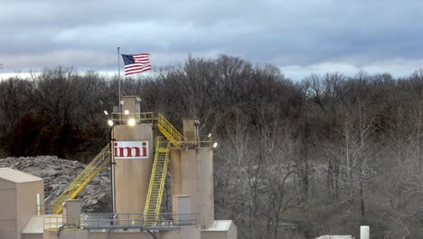 compañía de grava en bloomington, indiana con bandera estadounidense volando en el viento con video estable