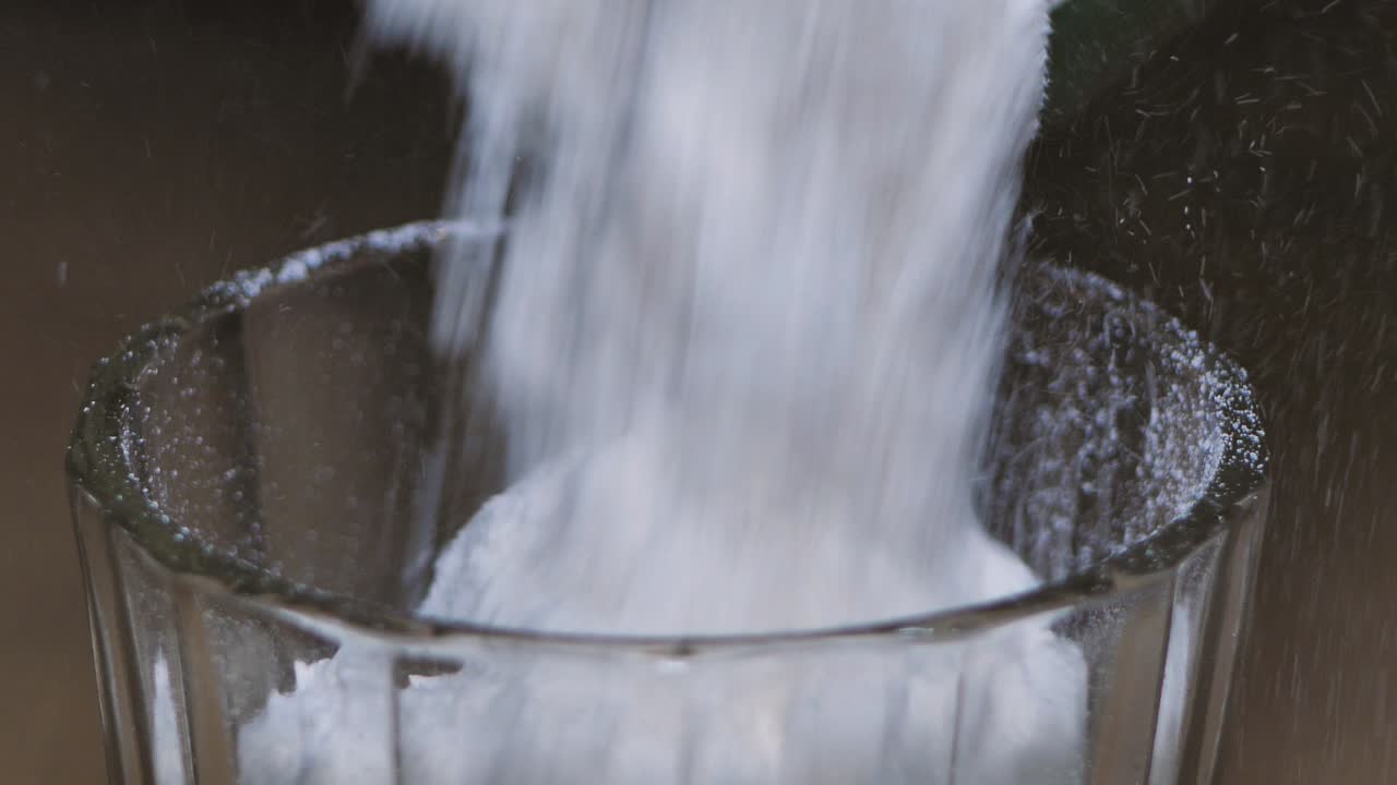 verter la harina blanca en un vaso