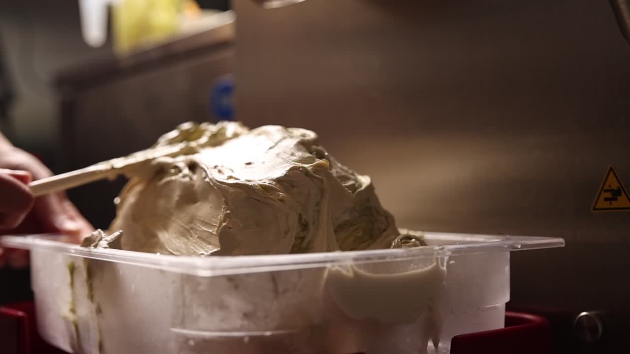 Servire gelato fresco al pistacchio in un contenitore