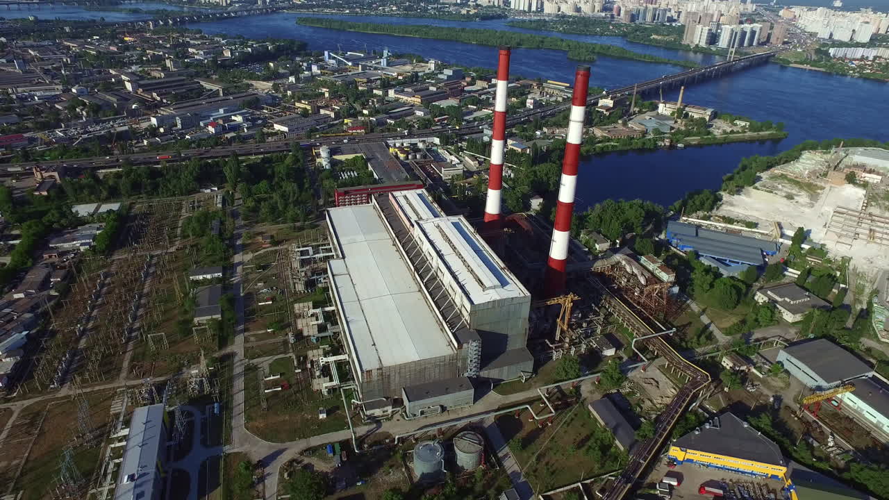 аэрофотоснимки промышленных дымоходов тепловой электростанции на городском ландшафте
