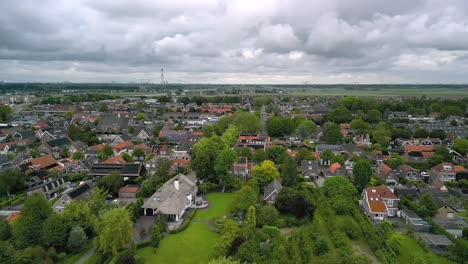 volando sobre el pueblo de nieuw-beijerland en los países bajos