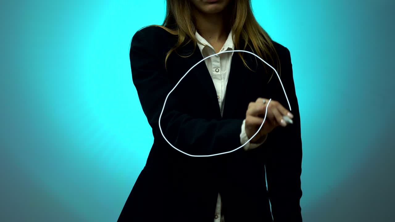 una dama de negocios dibuja un círculo en el aire.