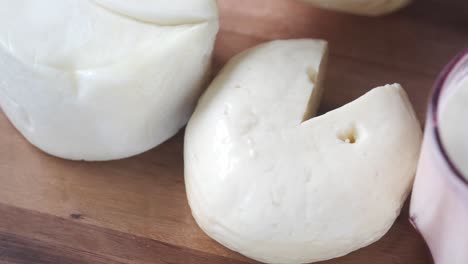 variedad de queso blanco y leche