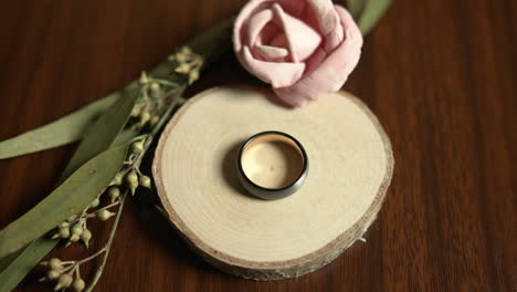 close up pan of a man's wedding band