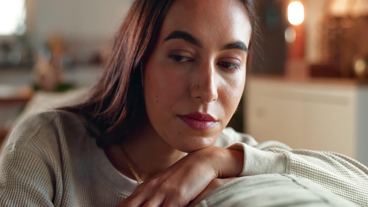 mujer relajada en un sofa