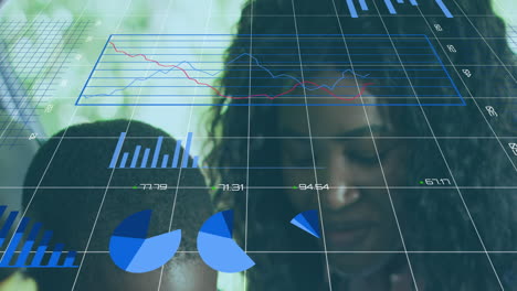 Animation-Mehrerer-Diagramme-Mit-Wechselnden-Zahlen,-Verschiedene-Kollegen-Diskutieren-Im-Büro