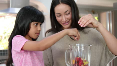 Madre-E-Hija-Haciendo-Batidos-