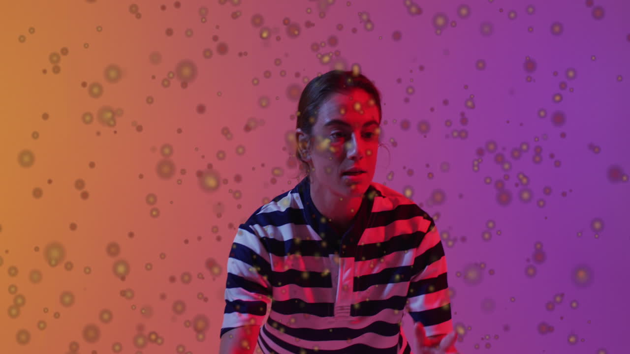 animación de puntos de luz sobre una jugadora de rugby sobre un fondo de neón