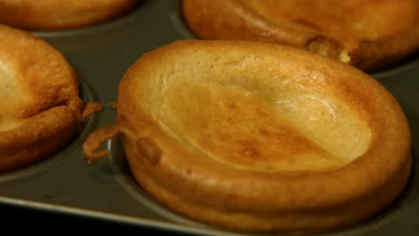 Golden-Yorkshire-Puddings-Frisch-Im-Tablett-Gekocht