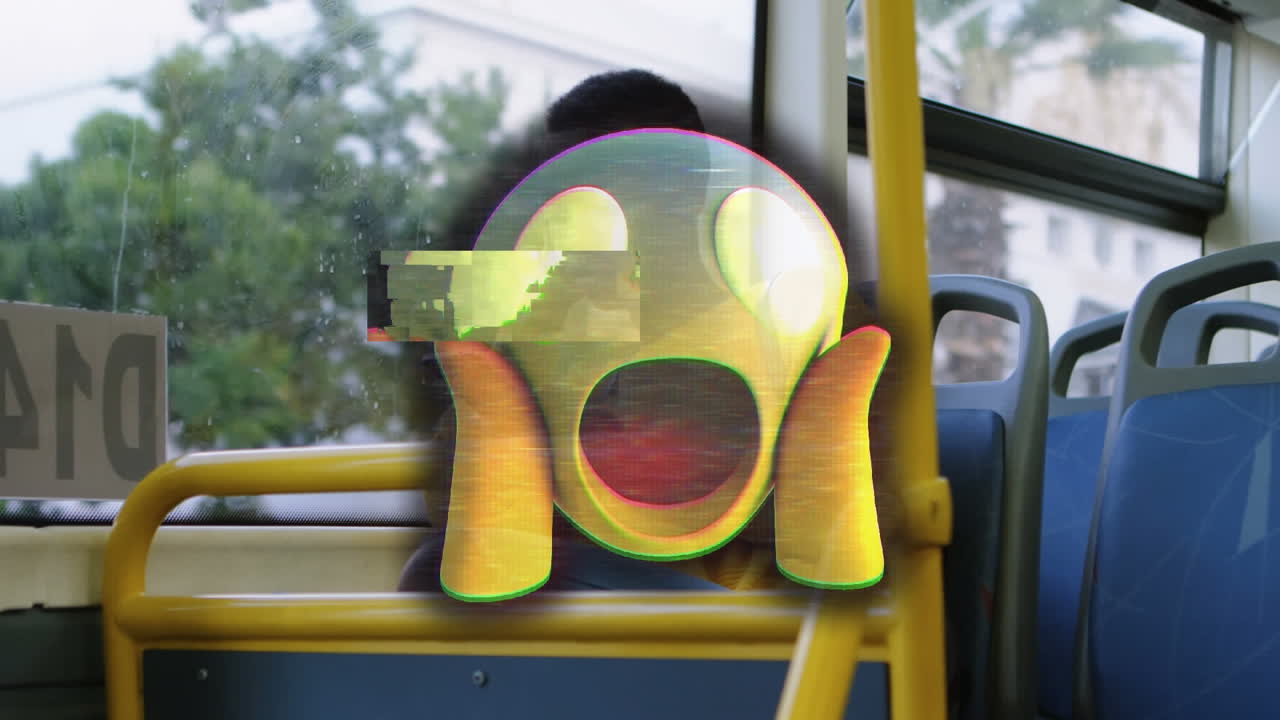 animación de emoji asustado sobre una mujer usando un teléfono inteligente