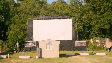 pantalla de proyector en la unidad en el teatro