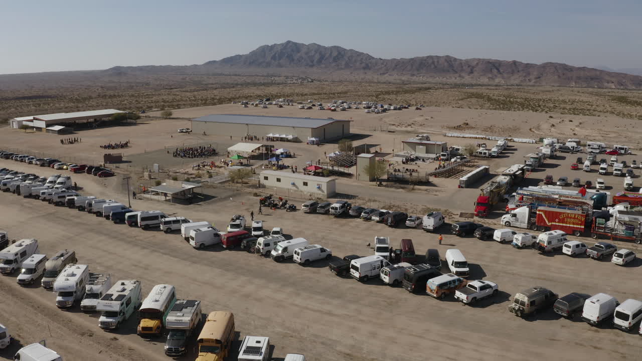 inclinación aérea sobre líneas de autocaravanas estacionadas en un desierto de arizona