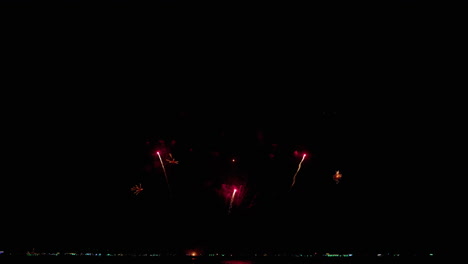 un popular destino turístico en el sudeste asiático donde la exhibición de pirotecnia estalla en luces de colores brillantes para un festival internacional de fuegos artificiales