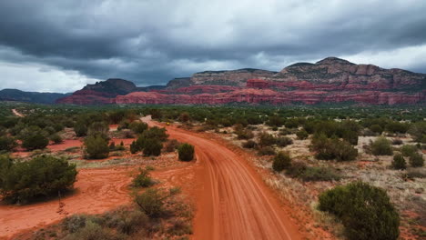 Lonely-Dirt-Road-Towards-Grand-Canyon-National-Park-With-Cloudy-Sky-In-Sedona,-Arizona