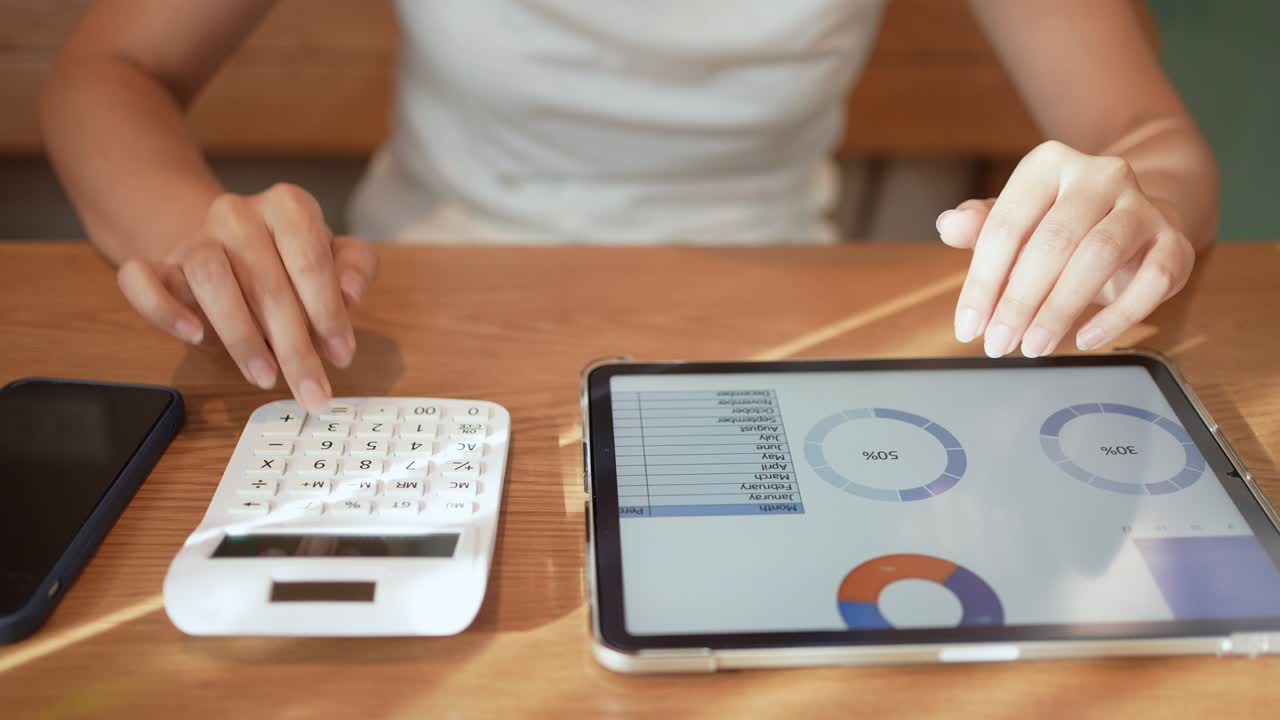 escena en cámara lenta mujer de negocios mano toque tablero gráfico estadístico en la pantalla de la tableta digital durante la comprobación de datos en el teléfono inteligente en la sala de oficina para planificar o analizar el beneficio de la empresa o el concepto de estrategia de negocios