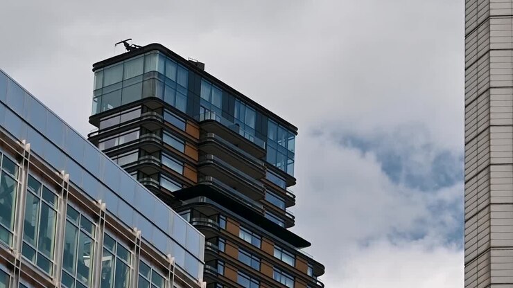 Aereo che sorvola la Principal Tower in direzione Heathrow, Londra, Regno Unito