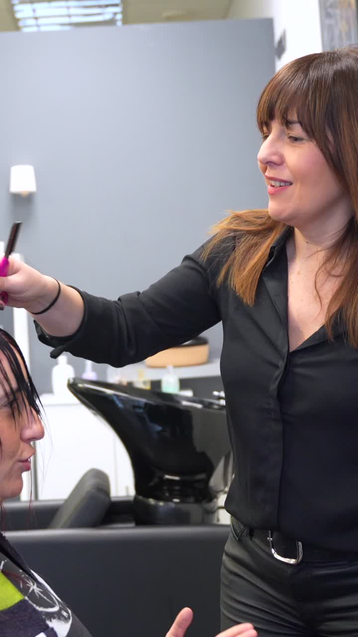 Peluquero cortándole el pelo a un cliente en un salón de belleza