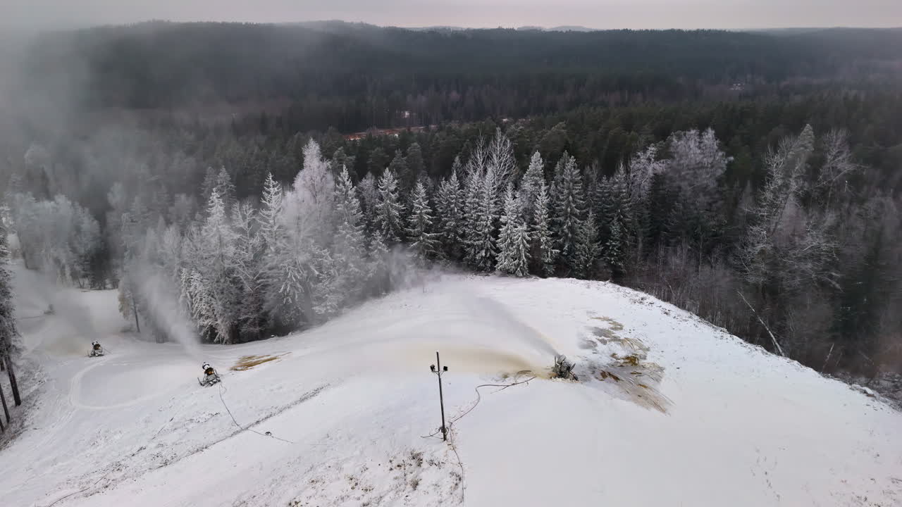 Preparazione di un paesaggio per lo sci tramite irrigatori che producono neve